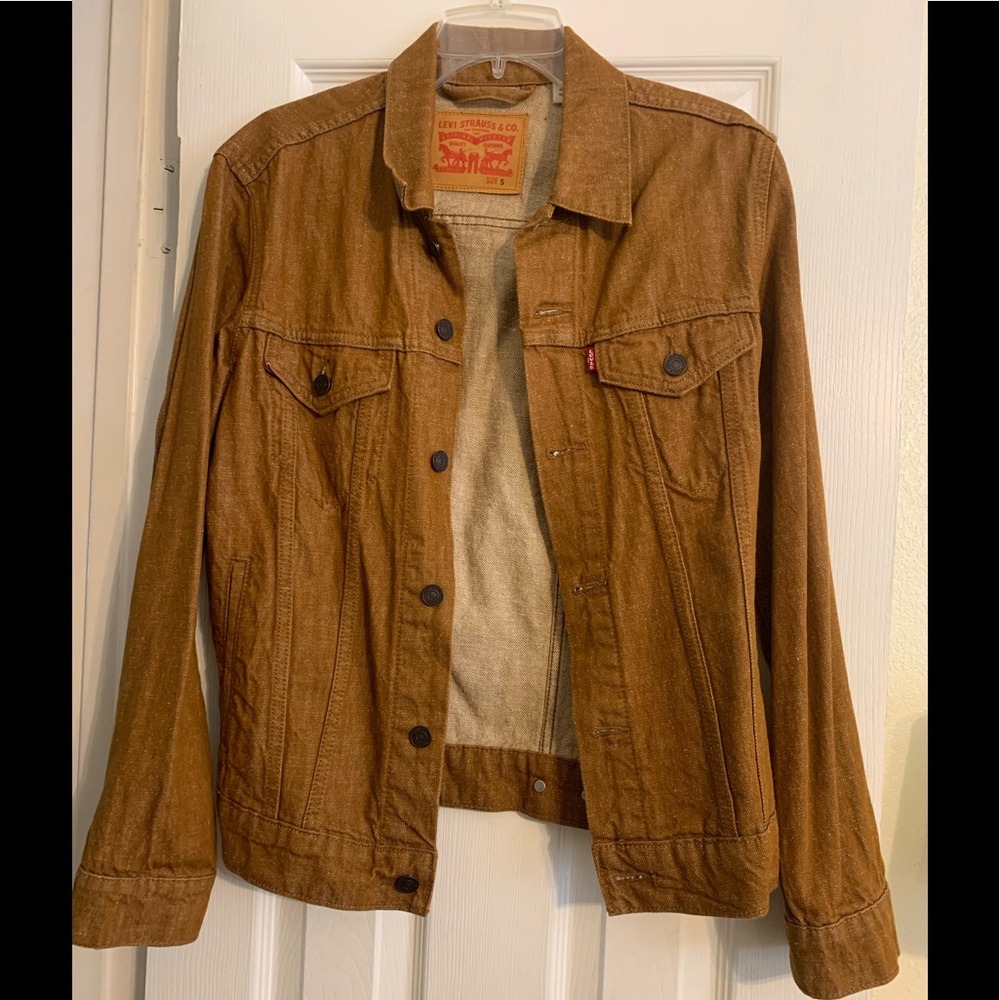 Men Levi’s denim jacket